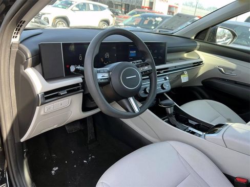 Certified 2025 Hyundai Tucson SE image 8