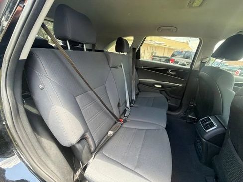Used 2019 Kia Sorento FWD V6 image 16