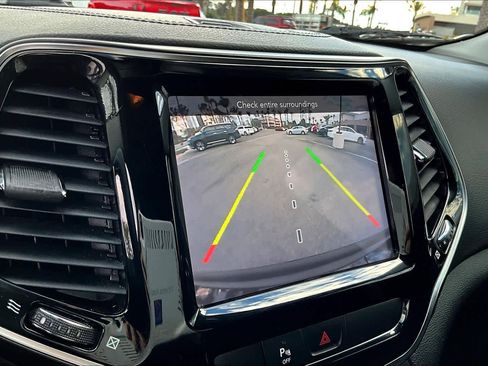 Used 2019 Jeep Cherokee Limited image 25