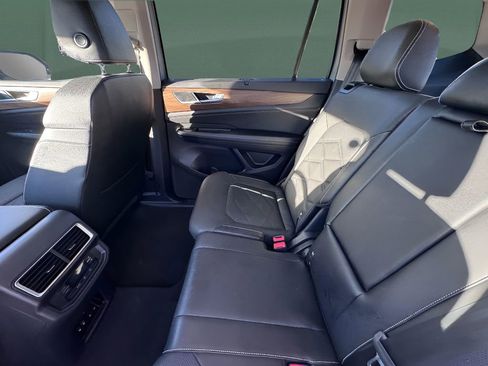 Used 2025 Volkswagen Atlas SE image 23