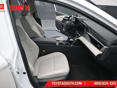 Used 2025 Toyota Camry XLE AWD/4WD image 30