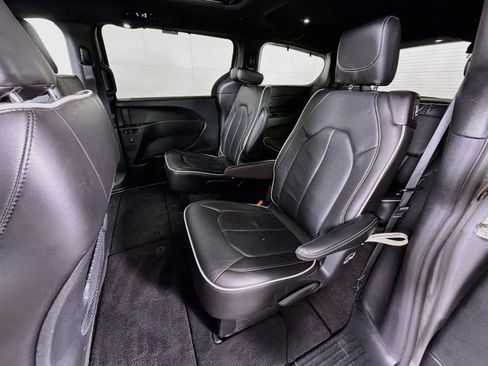 Used 2025 Chrysler Pacifica Limited FWD image 26
