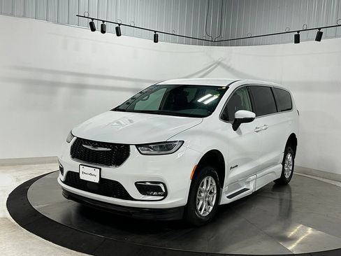 Used 2023 Chrysler Pacifica Touring-L FWD image 3