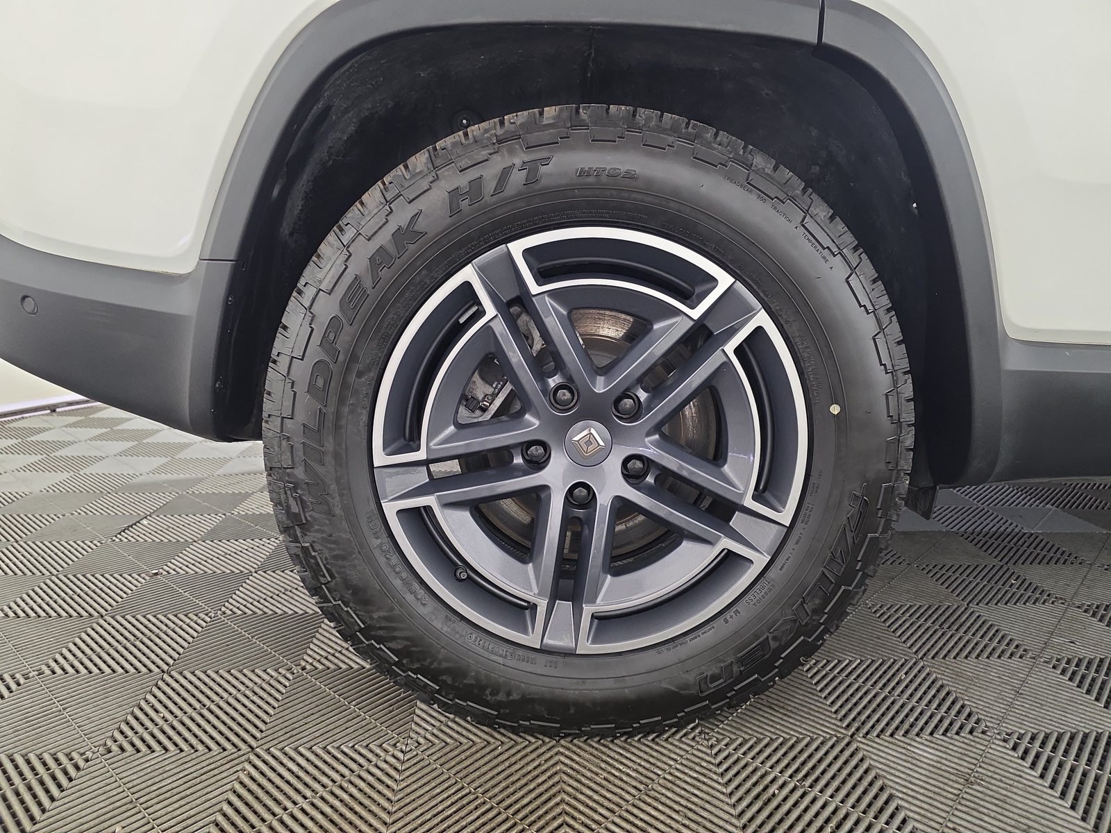Used 2025 Rivian R1S Adventure Dual AWD/4WD image 12