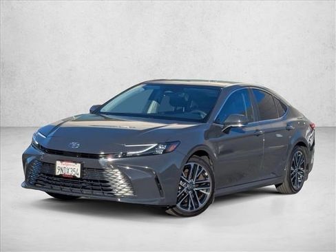 Used 2025 Toyota Camry XLE image 1