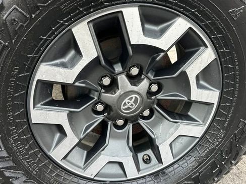 Used 2017 Toyota Tacoma TRD Off-Road image 27