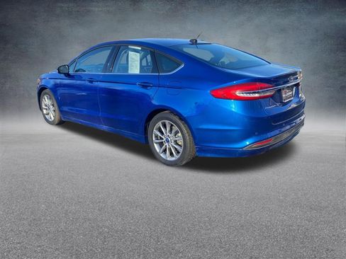 Used 2017 Ford Fusion SE w/ Fusion SE Technology Package image 3
