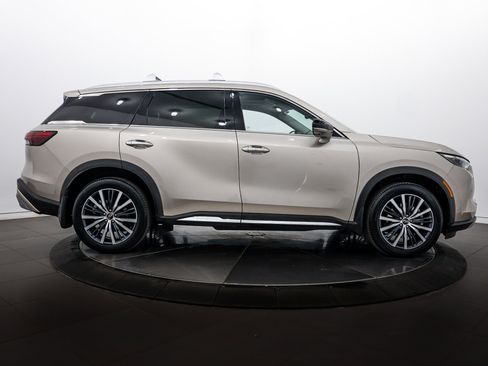 Used 2023 INFINITI QX60 Sensory w/ Vision Package AWD/4WD image 3