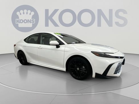 Used 2025 Toyota Camry SE FWD image 10