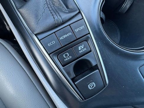 Certified 2018 Toyota Camry SE image 17