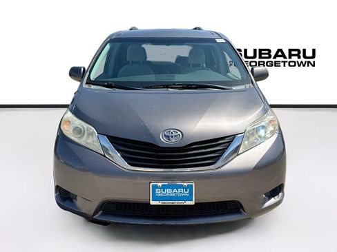 Used 2014 Toyota Sienna LE FWD image 2