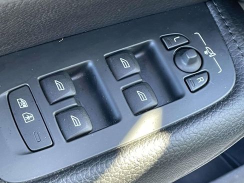 Used 2019 Volvo XC60 T5 Momentum w/ Protection Package image 17