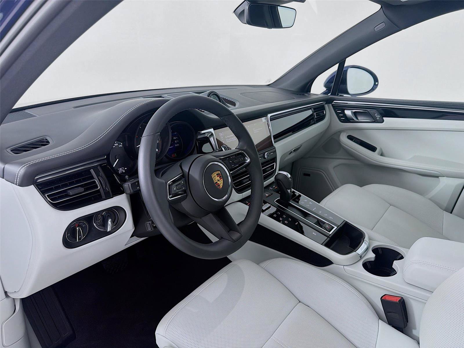 Certified 2026 Porsche Macan AWD/4WD image 4