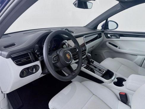 Certified 2026 Porsche Macan AWD/4WD image 4
