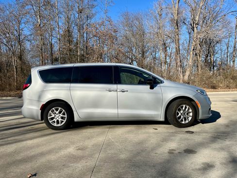 Used 2024 Chrysler Pacifica Touring-L image 5