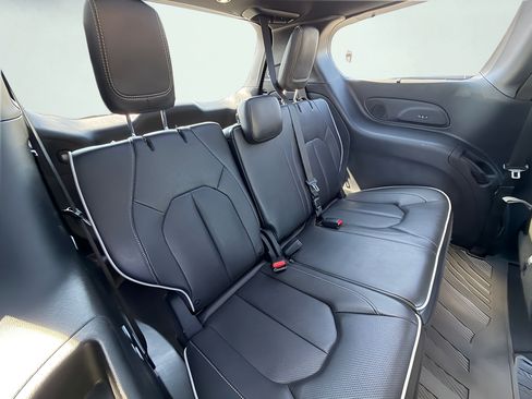 Used 2020 Chrysler Pacifica Limited FWD image 34