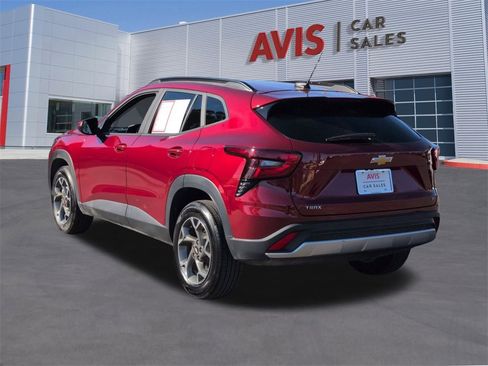 Used 2025 Chevrolet Trax LT w/ LT Convenience Package image 9