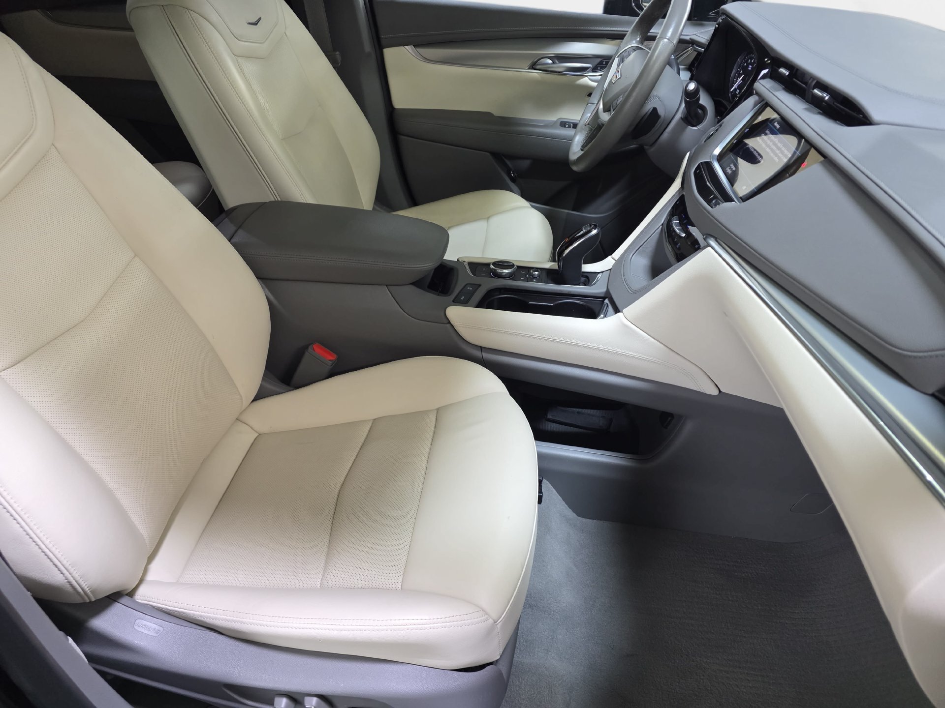 Used 2023 Cadillac XT5 Premium Luxury w/ Technology Package AWD/4WD image 10