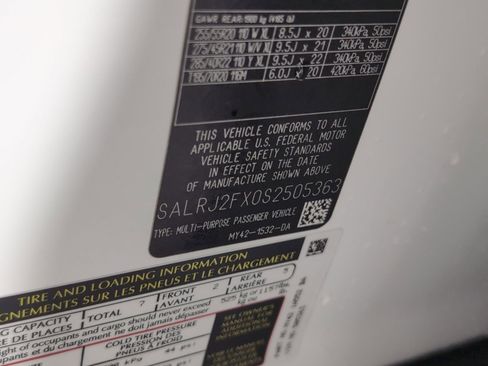 Certified 2025 Land Rover Discovery S image 26