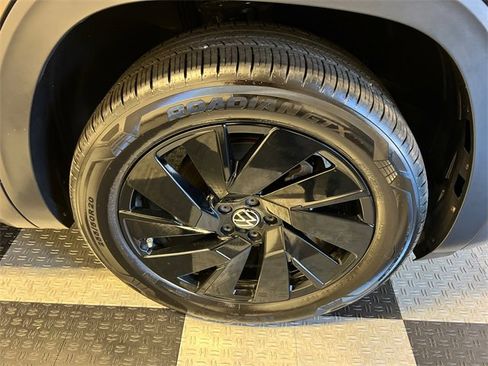 Certified 2025 Volkswagen Atlas SE image 10