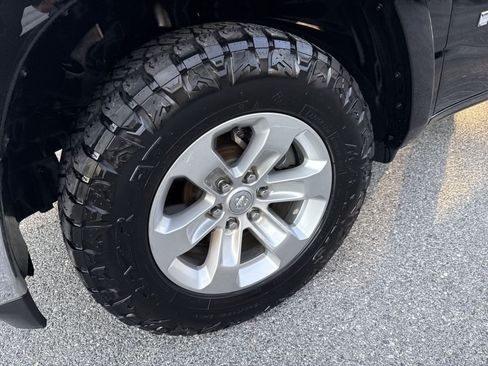 Used 2019 RAM 1500 Laramie AWD/4WD image 11