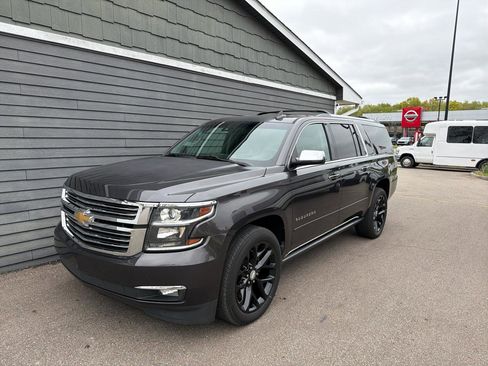 Used 2017 Chevrolet Suburban Premier AWD/4WD image 4