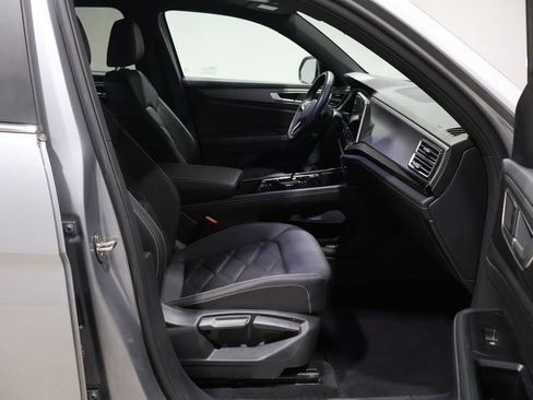 Used 2025 Volkswagen Atlas Cross Sport SE image 24