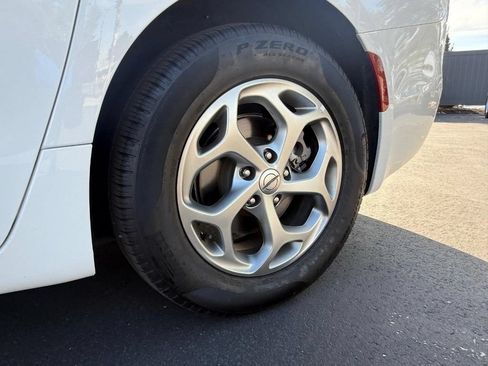 Used 2024 Chrysler Pacifica Limited FWD image 12