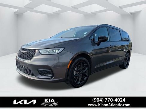 Used 2023 Chrysler Pacifica Limited w/ Uconnect Theater Family Group AWD/4WD image 7