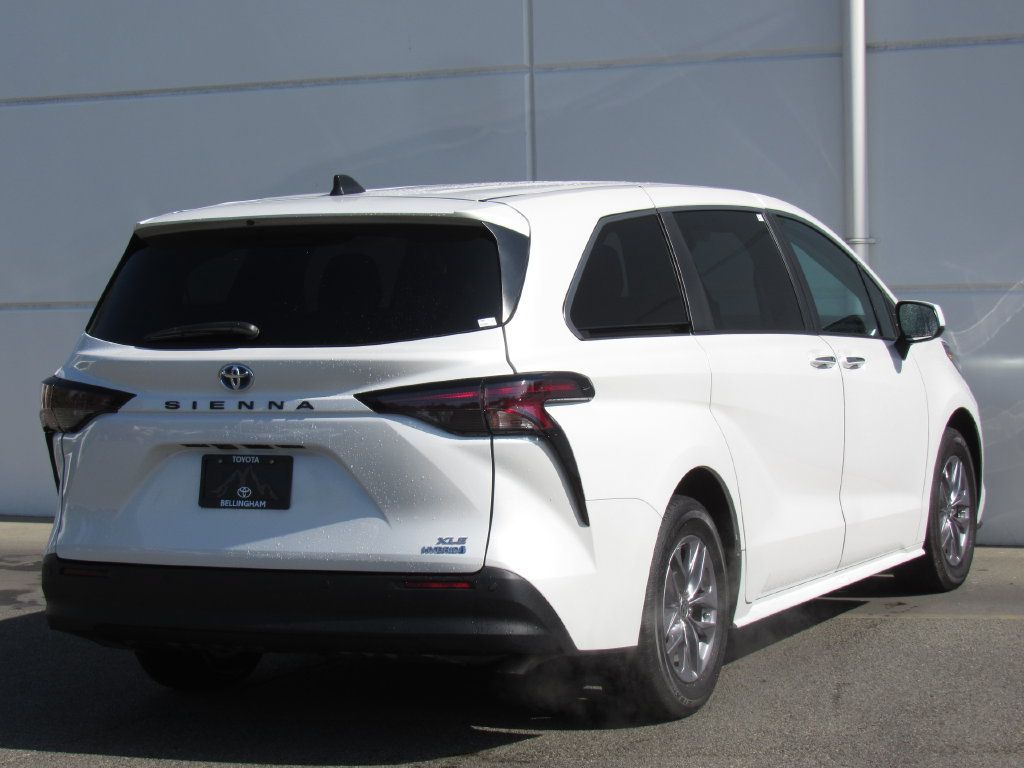 Certified 2024 Toyota Sienna XLE FWD image 6