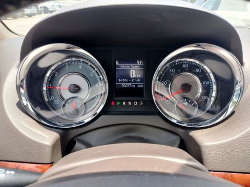 Used 2014 Chrysler Town & Country Touring-L w/ Driver Convenience Group FWD image 24