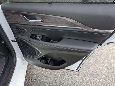 Certified 2025 Jeep Grand Cherokee Overland w/ Luxury Tech Group IV image 31