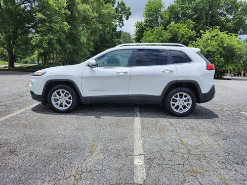 Used 2018 Jeep Cherokee Latitude w/ Mobile Office Group FWD image 16