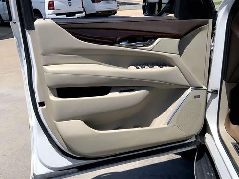 Used 2017 Cadillac Escalade Luxury AWD/4WD image 21
