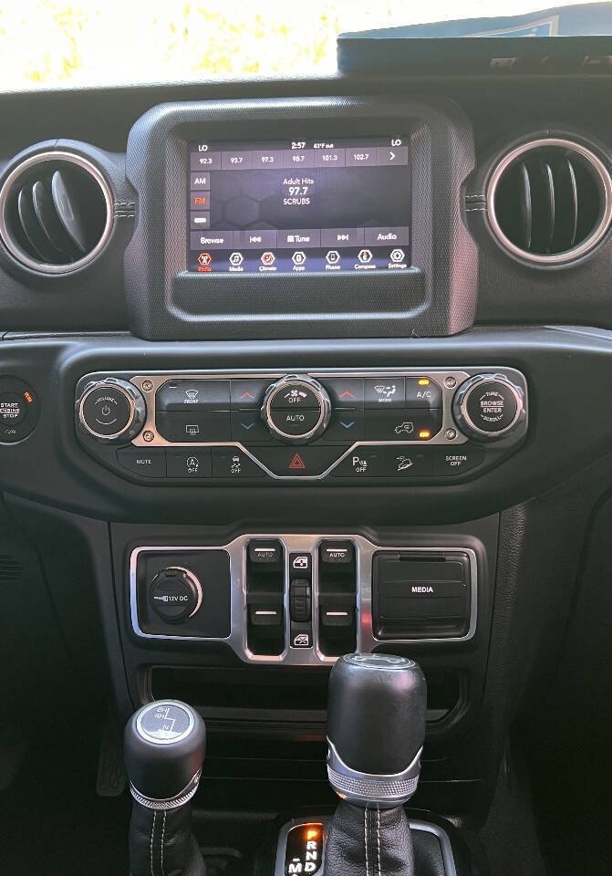 Used 2018 Jeep Wrangler Unlimited Sahara AWD/4WD image 25