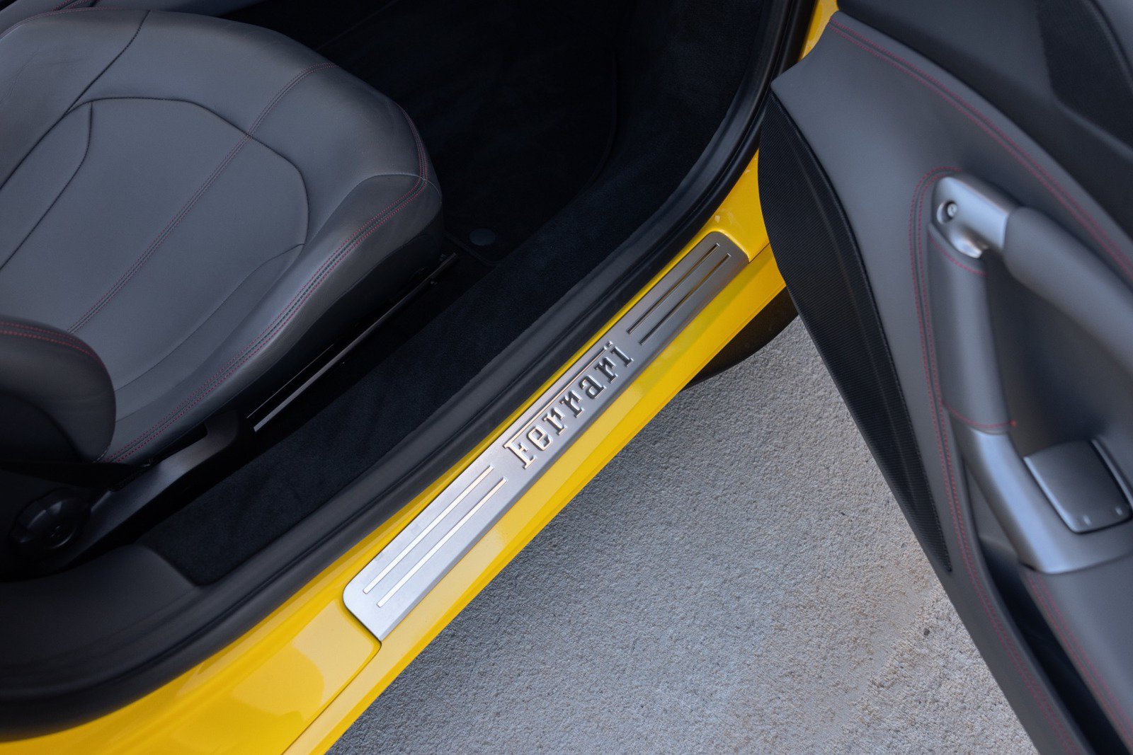 Used 2022 Ferrari F8 Tributo RWD image 54