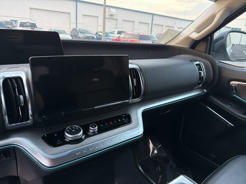 Used 2025 Ford Expedition Platinum image 18