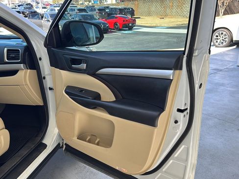 Used 2018 Toyota Highlander XLE image 12