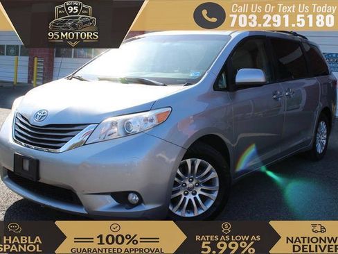 Used 2013 Toyota Sienna XLE w/ Entertainment Pkg FWD image 1