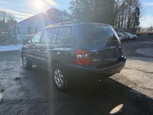 Used 2005 Toyota Highlander 4WD V6 w/ 3rd Row image 6