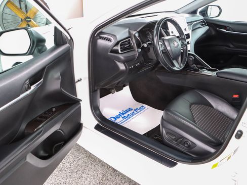 Used 2022 Toyota Camry SE FWD image 3