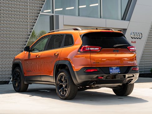 Used 2016 Jeep Cherokee Trailhawk w/ Comfort/Convenience Group AWD/4WD image 5