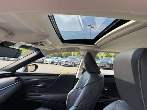 Used 2019 Lexus ES 300h w/ Accessory Package FWD image 20