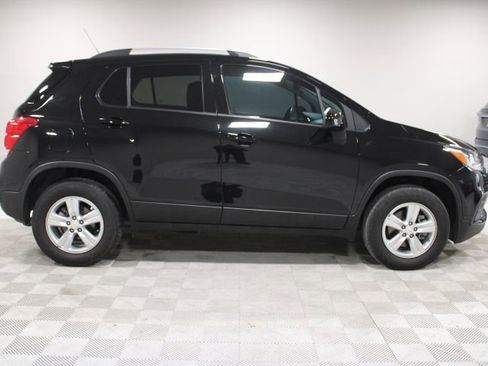 Used 2022 Chevrolet Trax LT w/ LT Convenience Package image 12