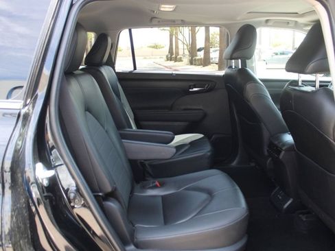 Used 2025 Toyota Highlander XLE AWD/4WD image 16