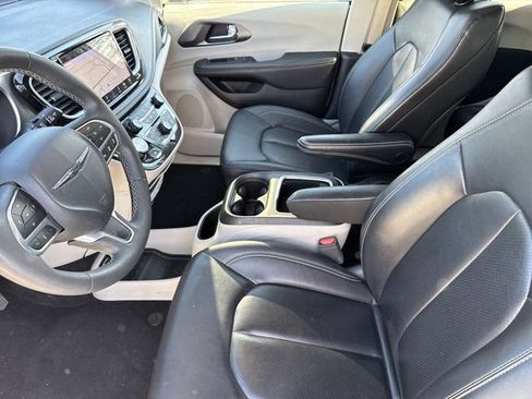 Used 2024 Chrysler Pacifica Limited FWD image 13