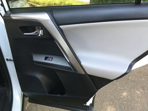 Used 2018 Toyota RAV4 XLE AWD/4WD image 29