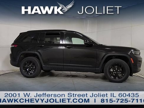 Used 2025 Jeep Grand Cherokee Altitude AWD/4WD image 7