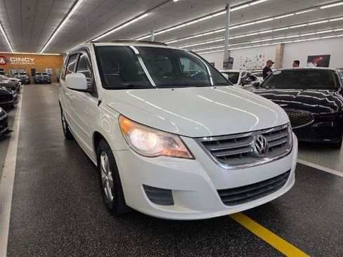 Used 2011 Volkswagen Routan SEL FWD image 4