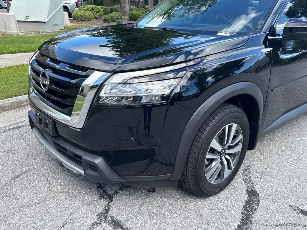 Used 2023 Nissan Pathfinder SL AWD/4WD image 10